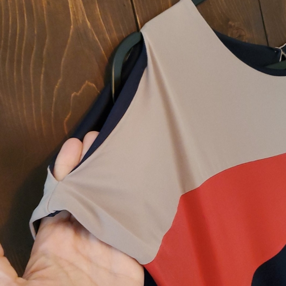 🛍 Colorblock Short-sleeve Shift Dress - Picture 3 of 5